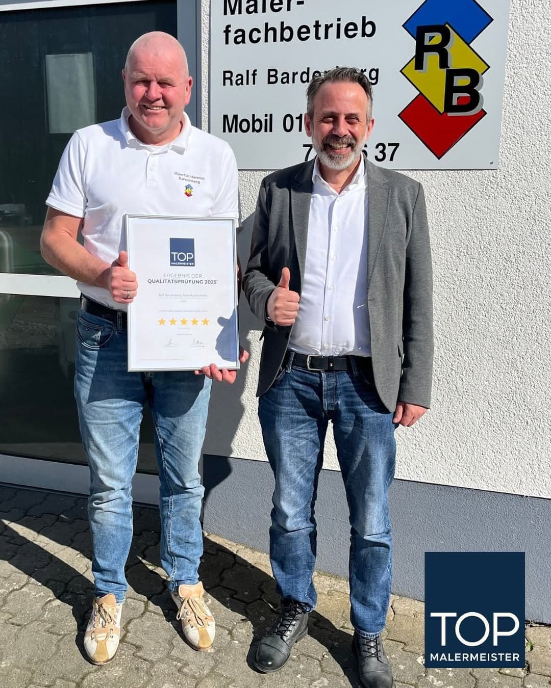 Ralf Bardenberg und Partner präsentieren die TOP Malermeister Auszeichnung 2025 vor dem Firmenschild